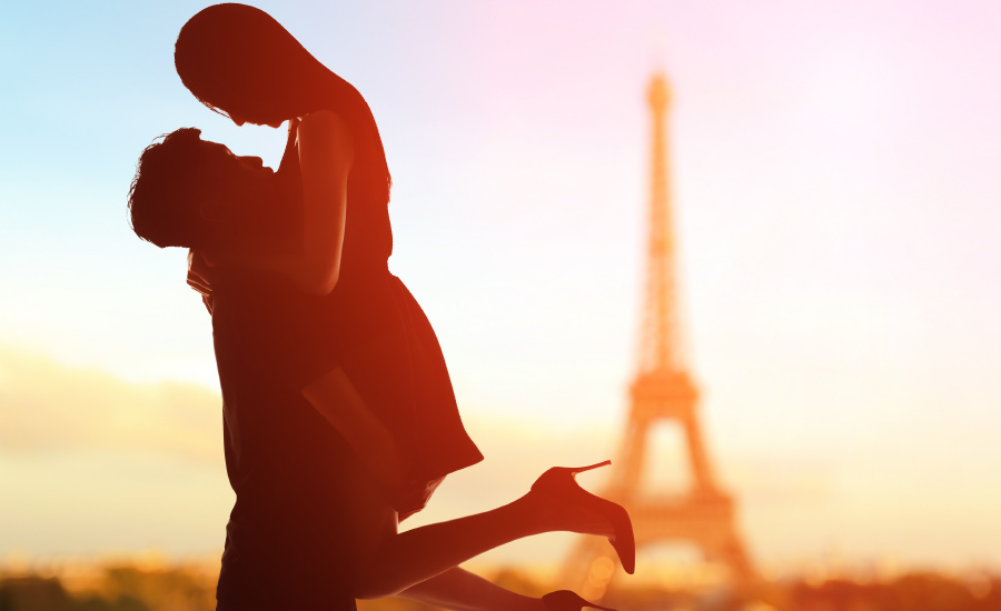 travel valentines day couple in paris 900x550